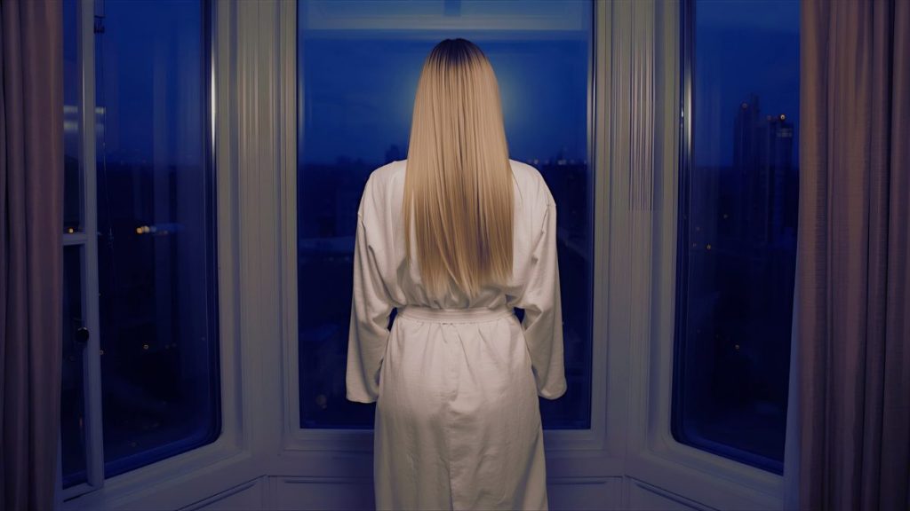 Illustration extrait 2 Les Ceintures de fleurs : femme en peignoir dans chambre d'hôtel