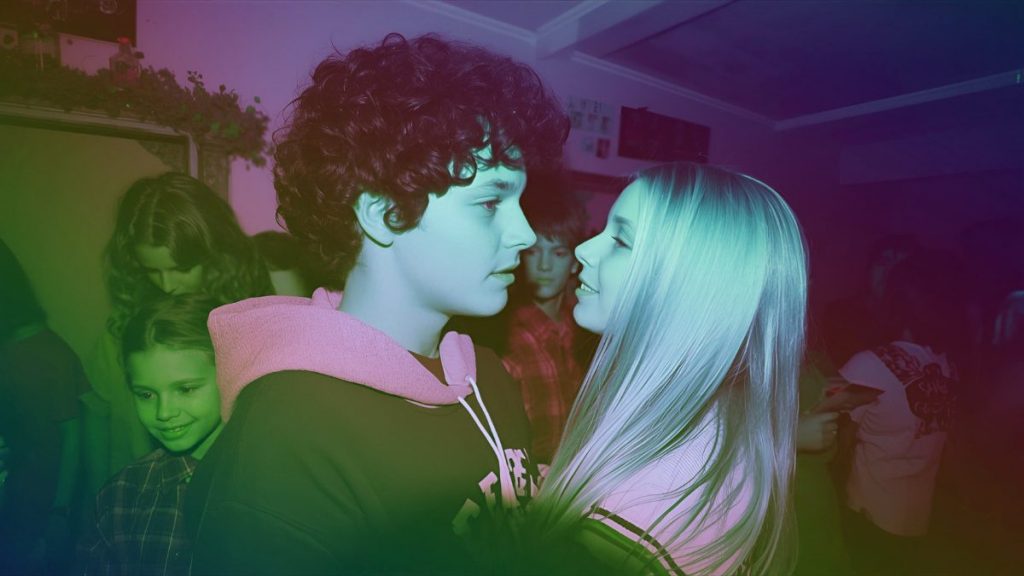 Illustration de l'extrait 2 du roman L'éclat de sa voix : couple d'adolescents danse un slow