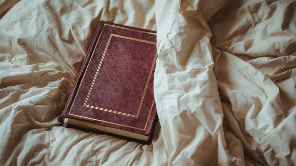 Illustration nouvelle Un pansement de pourpre et d'or : livre dans draps